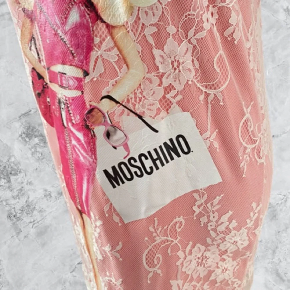 ɴᴡᴛ ᴍᴏꜱᴄʜɪɴᴏ ʙᴀʀʙɪᴇ ɢʀᴀᴘʜɪᴄ ᴛ-ꜱʜɪʀᴛ ᴅʀᴇꜱꜱ - Picture 7 of 11